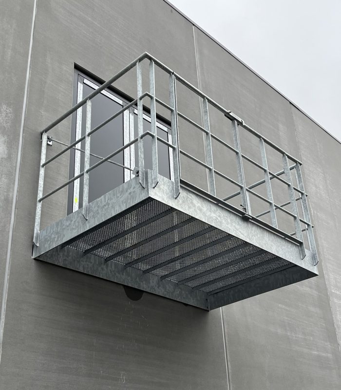 Galvaniseret stål terrasse som hænger ud fra bygning
